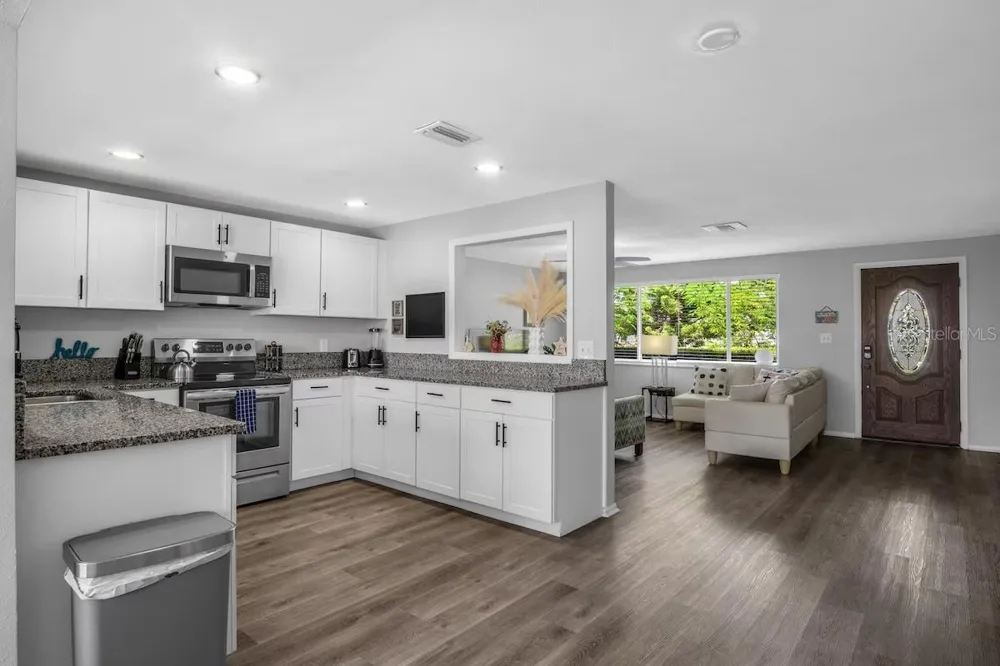 8628 MAGNOLIA DRIVE Seminole, FL 33777