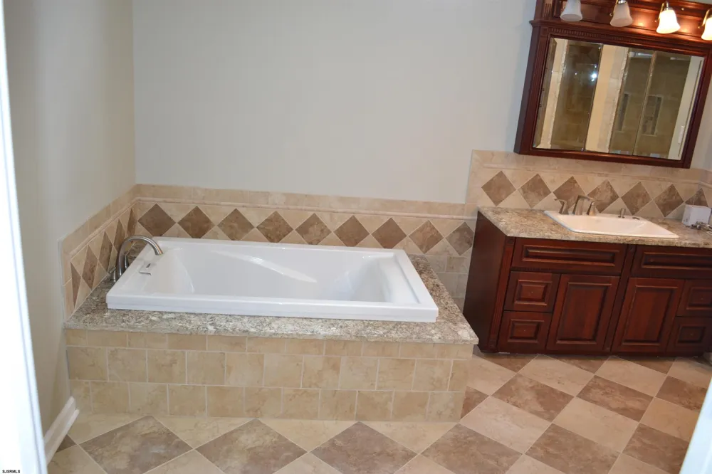 9 Saint Andrews Dr Northfield, NJ 08225