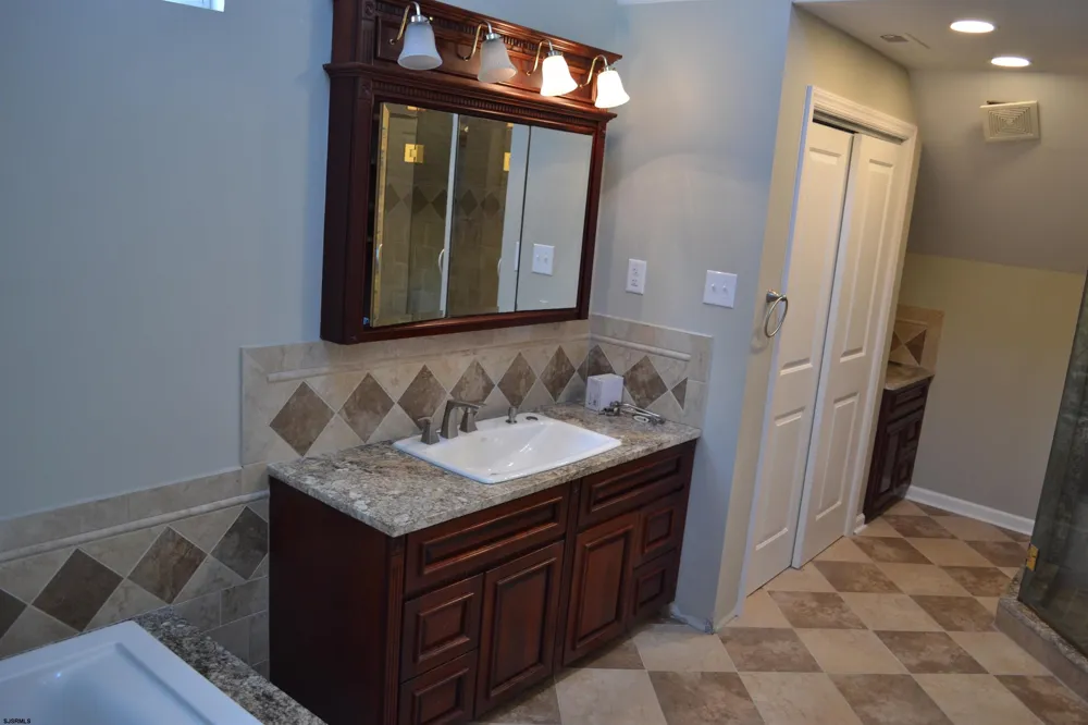 9 Saint Andrews Dr Northfield, NJ 08225