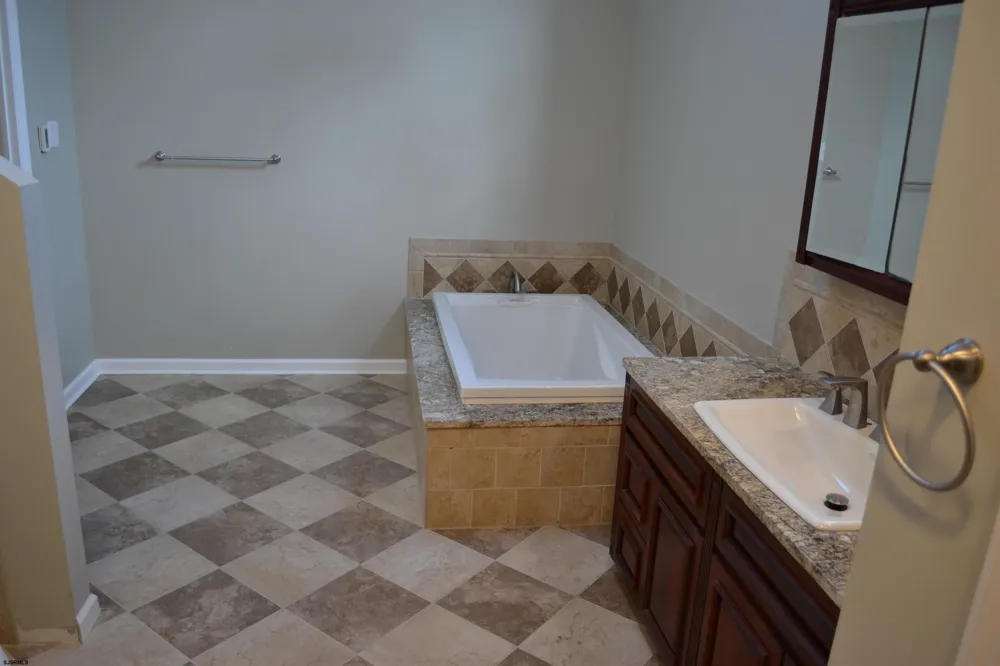 9 Saint Andrews Dr Northfield, NJ 08225