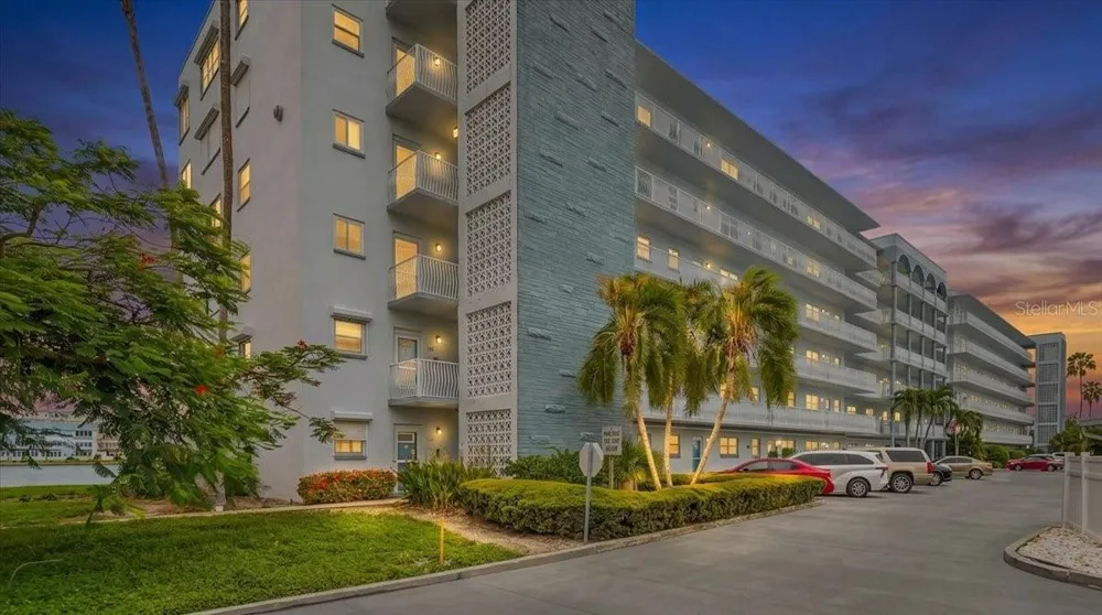 5925 SHORE BOULEVARD S #302 Gulfport, FL 33707