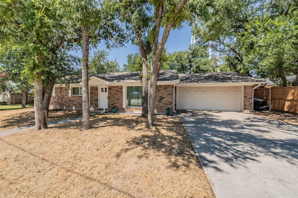 909 Shady Oaks Bridgeport, TX 76426