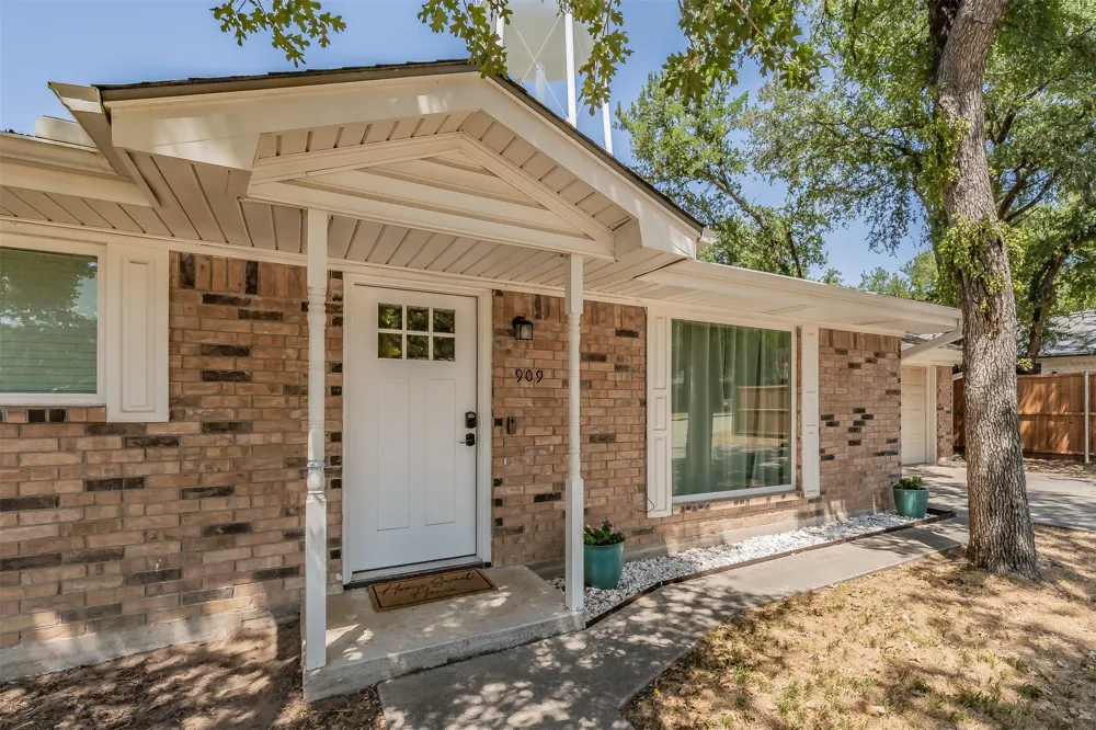 909 Shady Oaks Bridgeport, TX 76426