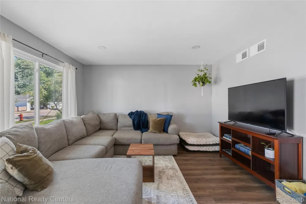 632 Bellevue Avenue Clawson City, MI 48017