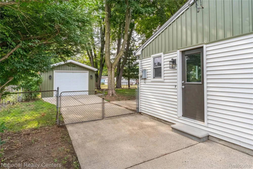 632 Bellevue Avenue Clawson City, MI 48017