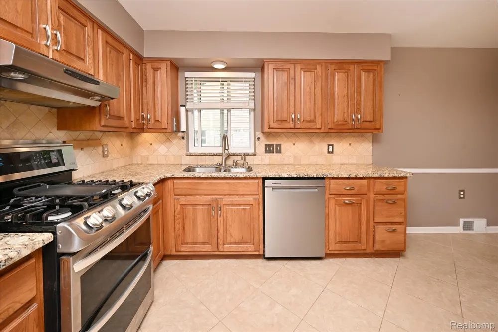 31310 Foxboro Way Beverly Hills Village, MI 48025