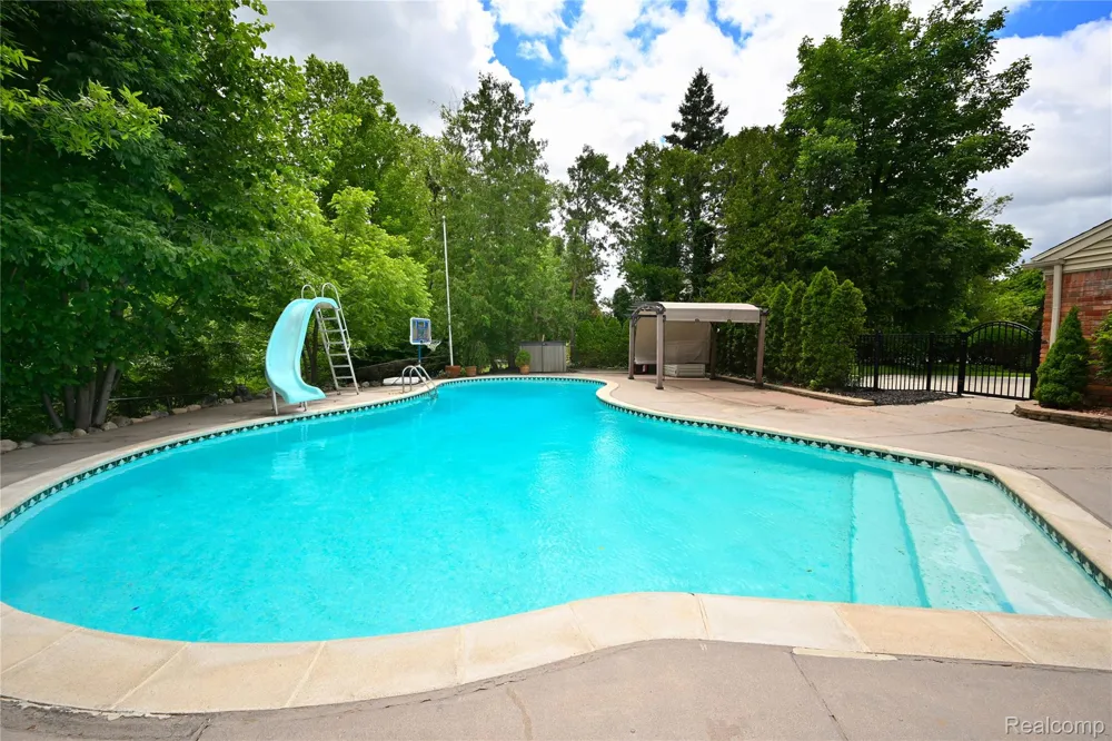 31310 Foxboro Way Beverly Hills Village, MI 48025