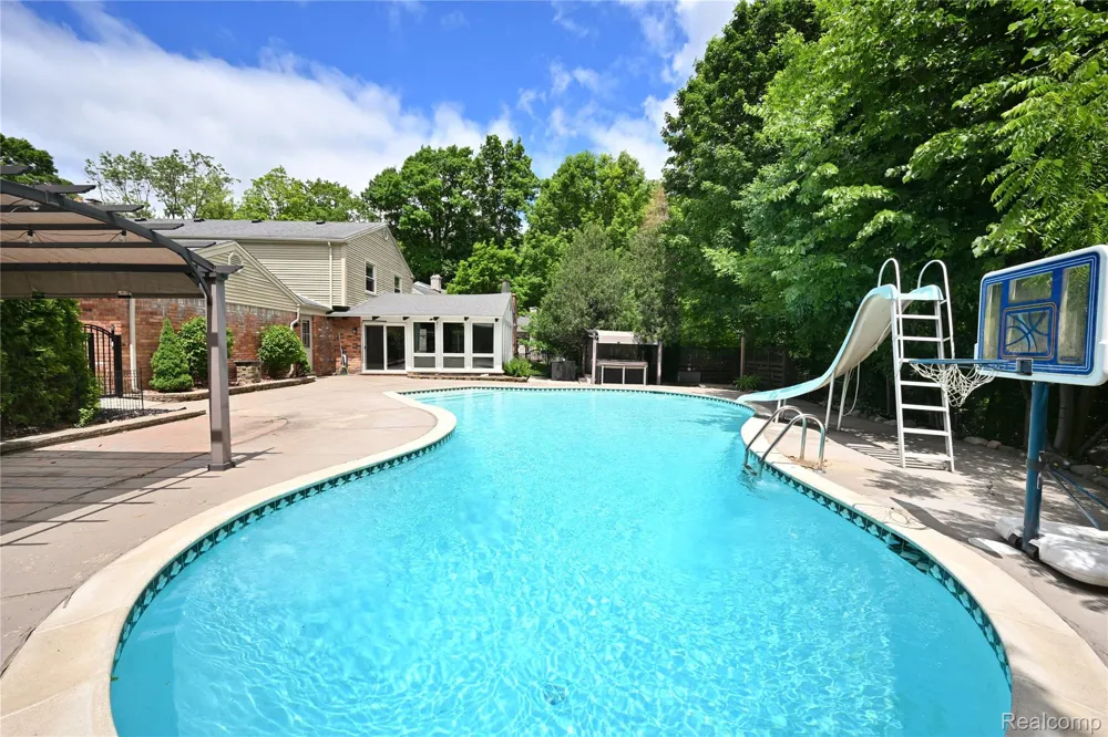 31310 Foxboro Way Beverly Hills Village, MI 48025