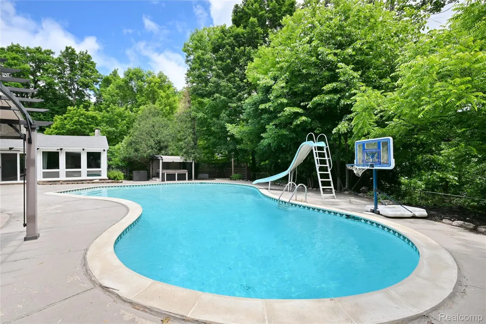 31310 Foxboro Way Beverly Hills Village, MI 48025