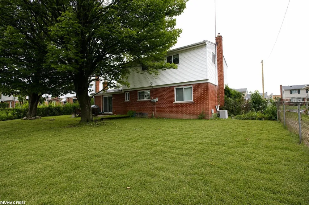30827 Scrivo Drive Warren City, MI 48092