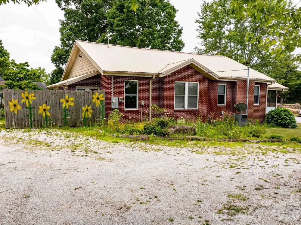 103 E King Street East Flat Rock, NC 28726