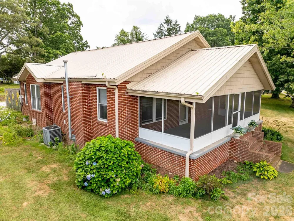103 E King Street East Flat Rock, NC 28726