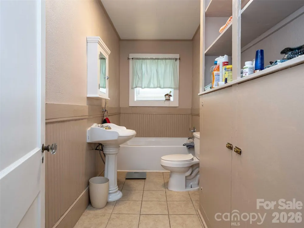 103 E King Street East Flat Rock, NC 28726