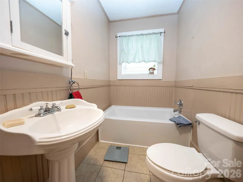 103 E King Street East Flat Rock, NC 28726