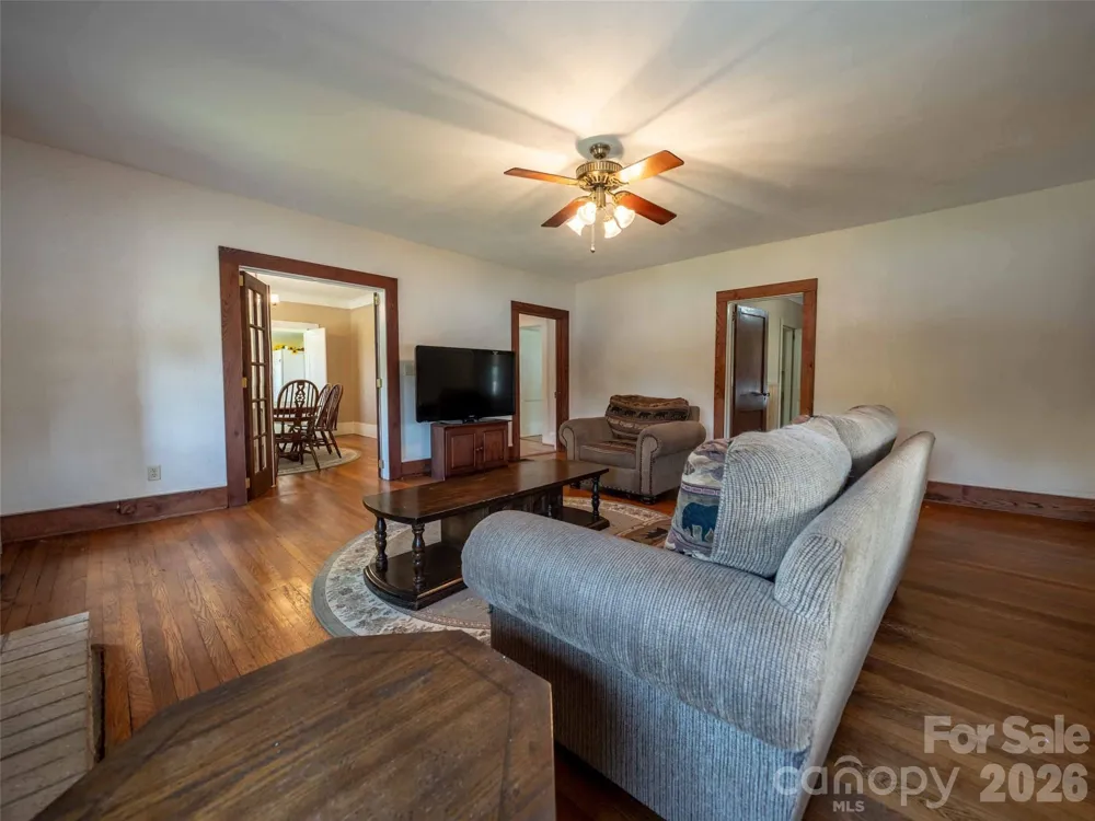 103 E King Street East Flat Rock, NC 28726