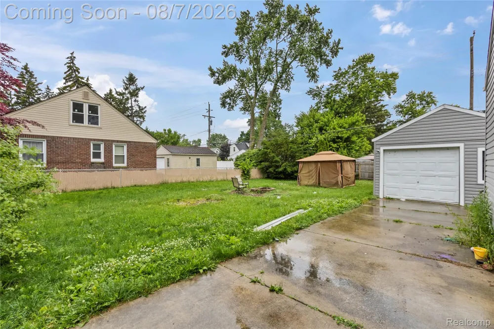 15433 Kinloch Redford Charter Township, MI 48239