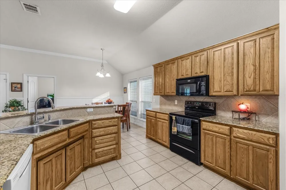 380 Lockwood Lane Weatherford, TX 76087
