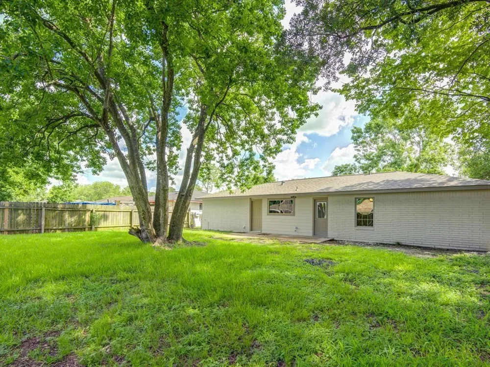 16626 Forest Bend Avenue Friendswood, TX 77546