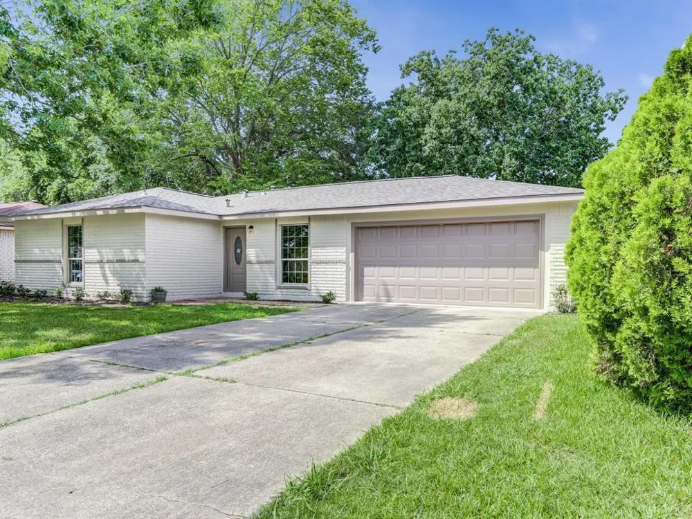 16626 Forest Bend Avenue Friendswood, TX 77546