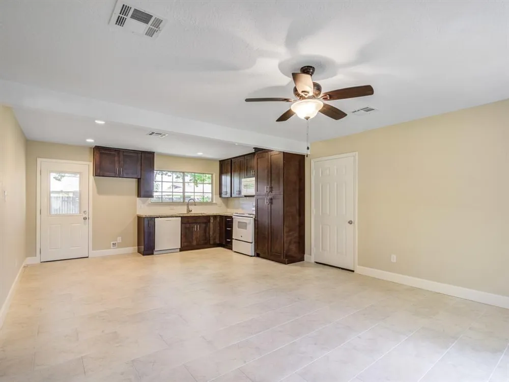 16626 Forest Bend Avenue Friendswood, TX 77546