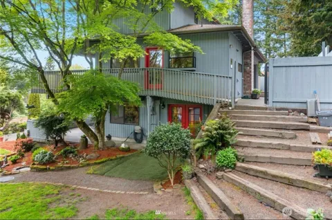 739 NE Woods Court