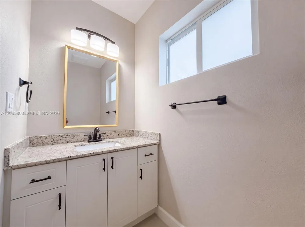 17 Lakeview Dr Key Largo, FL 33037
