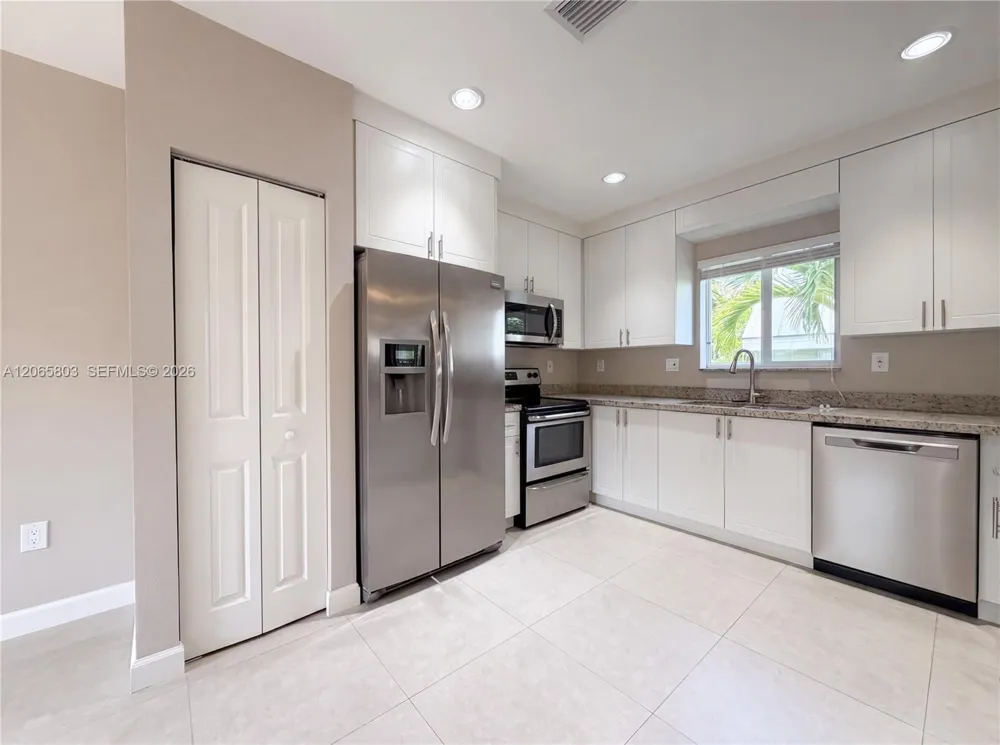 17 Lakeview Dr Key Largo, FL 33037