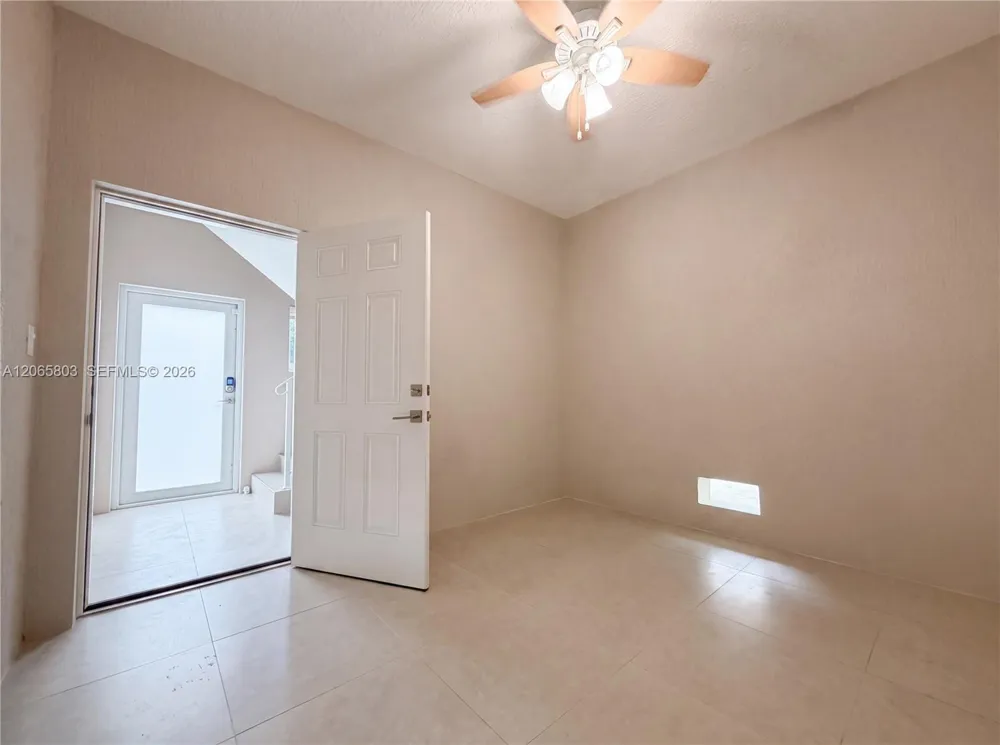 17 Lakeview Dr Key Largo, FL 33037
