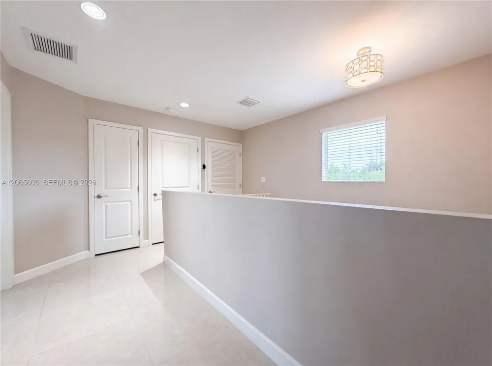 17 Lakeview Dr Key Largo, FL 33037