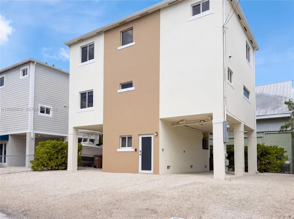 17 Lakeview Dr Key Largo, FL 33037