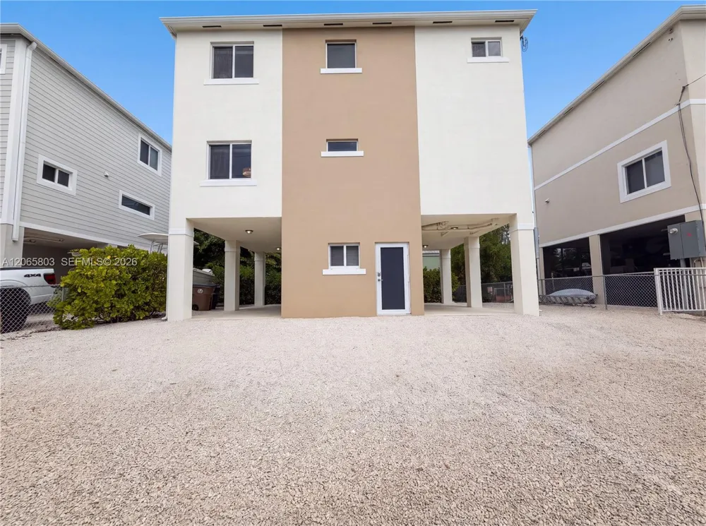 17 Lakeview Dr Key Largo, FL 33037