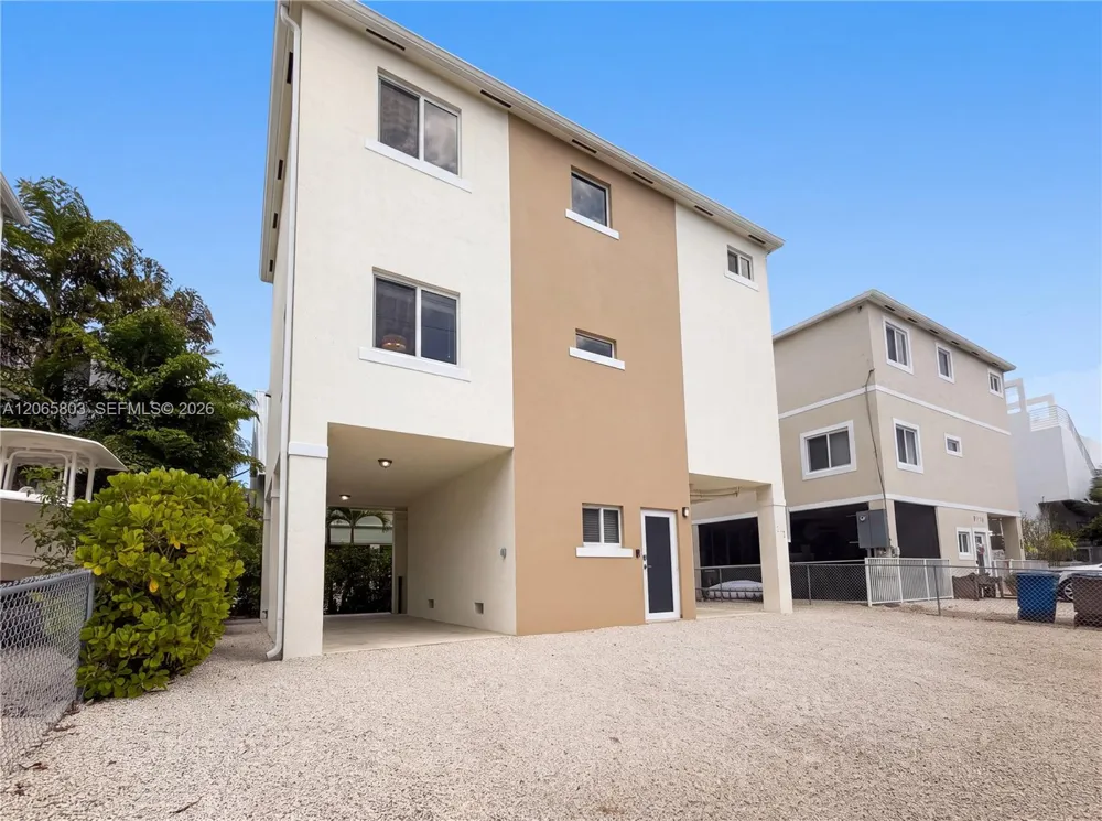 17 Lakeview Dr Key Largo, FL 33037