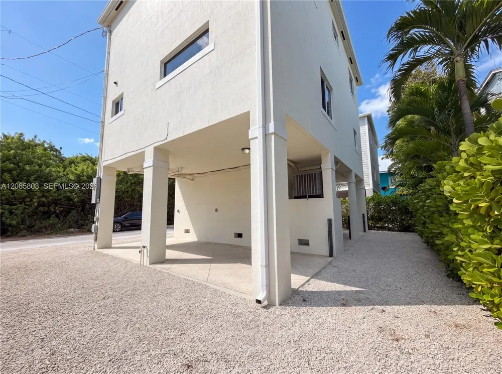 17 Lakeview Dr Key Largo, FL 33037