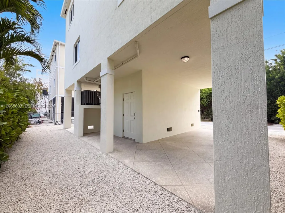 17 Lakeview Dr Key Largo, FL 33037