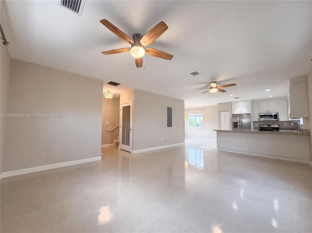 17 Lakeview Dr Key Largo, FL 33037