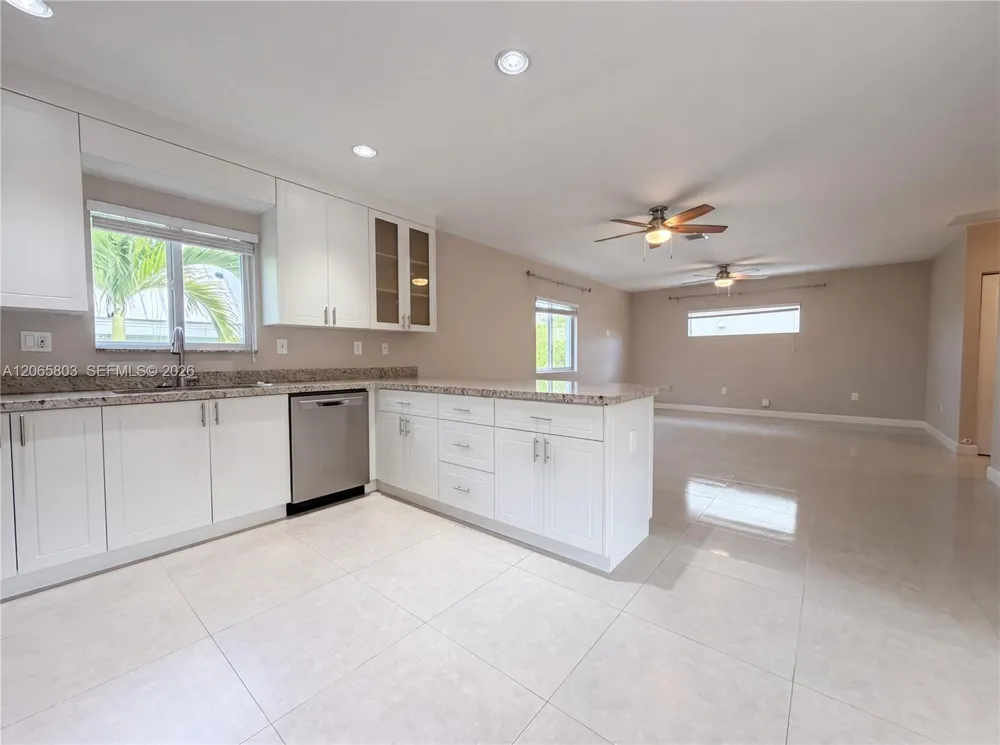 17 Lakeview Dr Key Largo, FL 33037