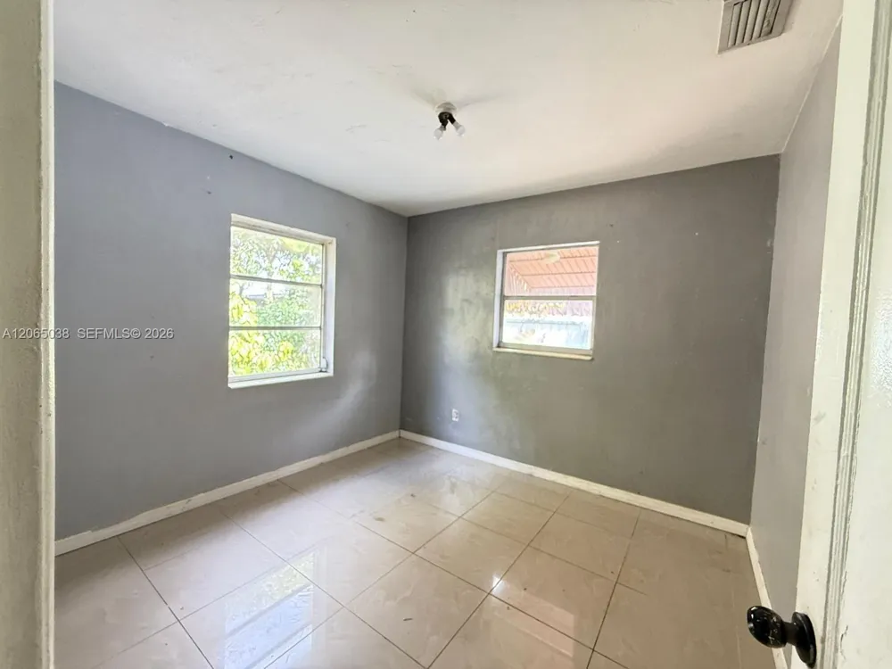 951 NE 157th Ter North Miami Beach, FL 33162
