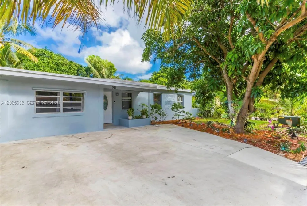 951 NE 157th Ter North Miami Beach, FL 33162