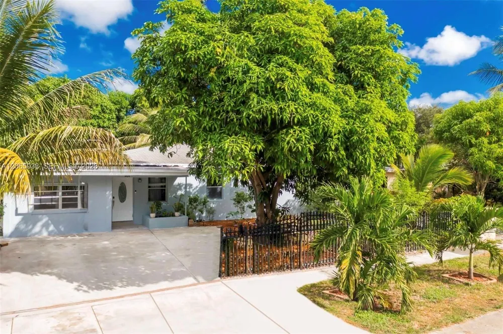 951 NE 157th Ter North Miami Beach, FL 33162