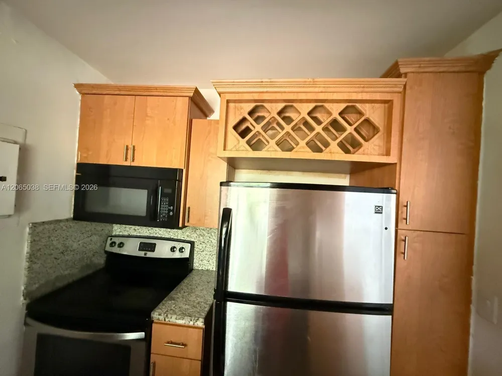 951 NE 157th Ter North Miami Beach, FL 33162
