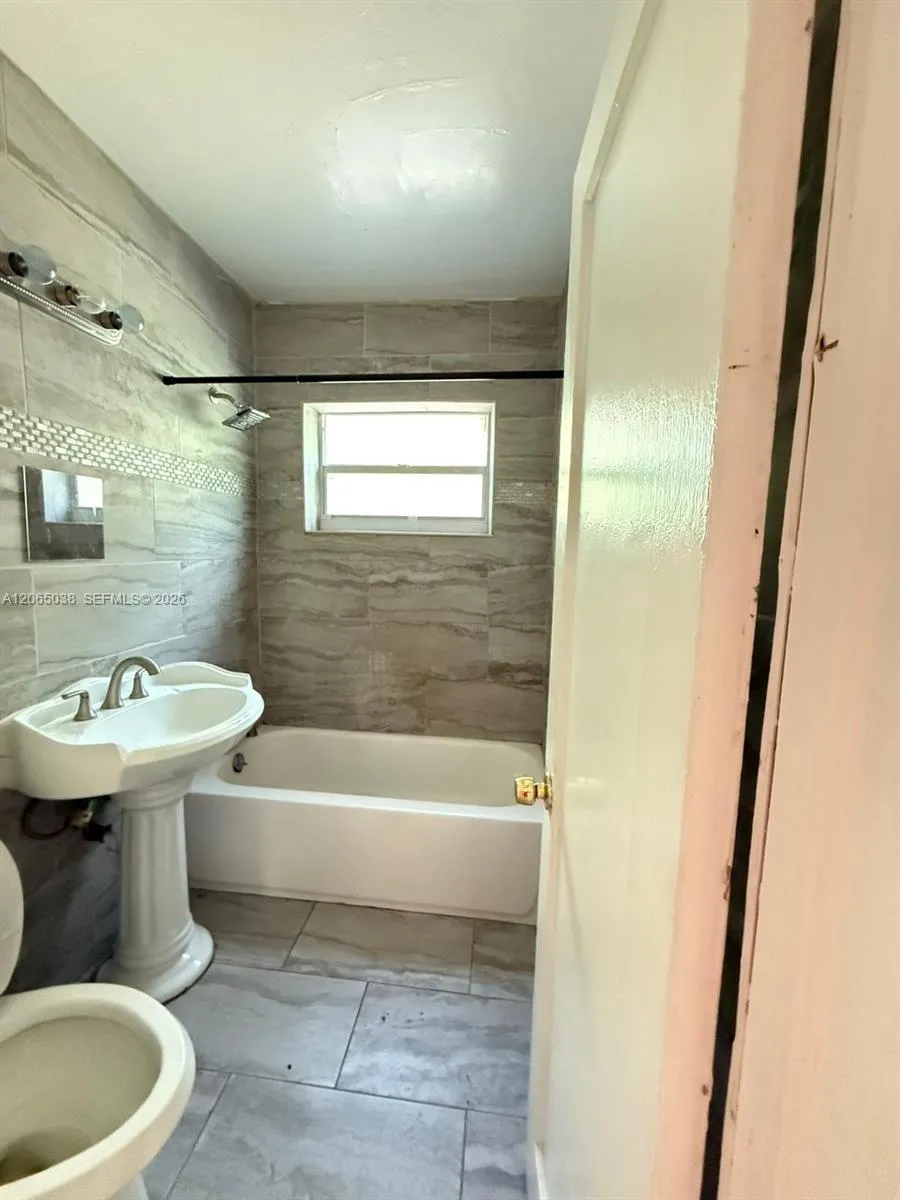 951 NE 157th Ter North Miami Beach, FL 33162