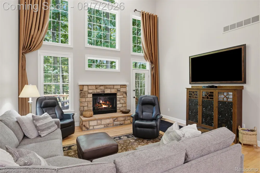 49674 Timber Trail Novi City, MI 48374
