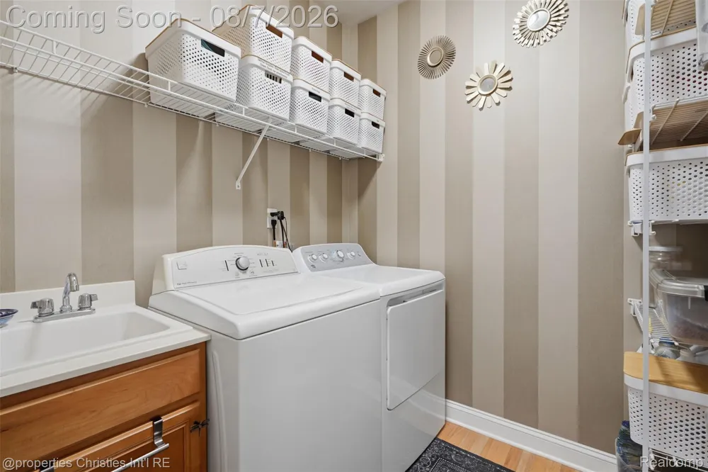 49674 Timber Trail Novi City, MI 48374