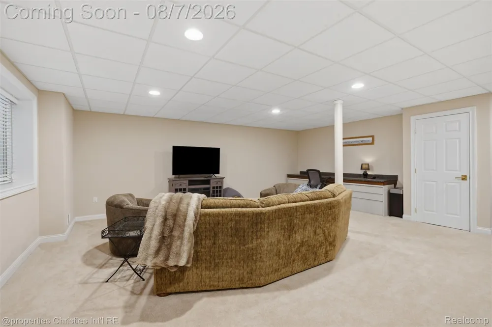 49674 Timber Trail Novi City, MI 48374