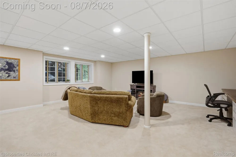 49674 Timber Trail Novi City, MI 48374