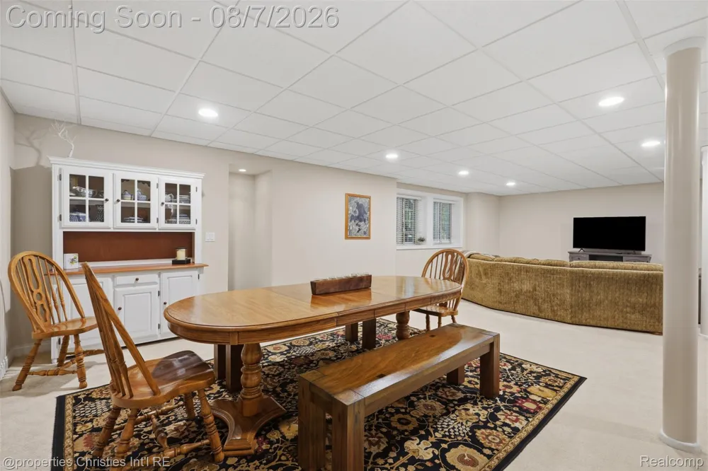 49674 Timber Trail Novi City, MI 48374
