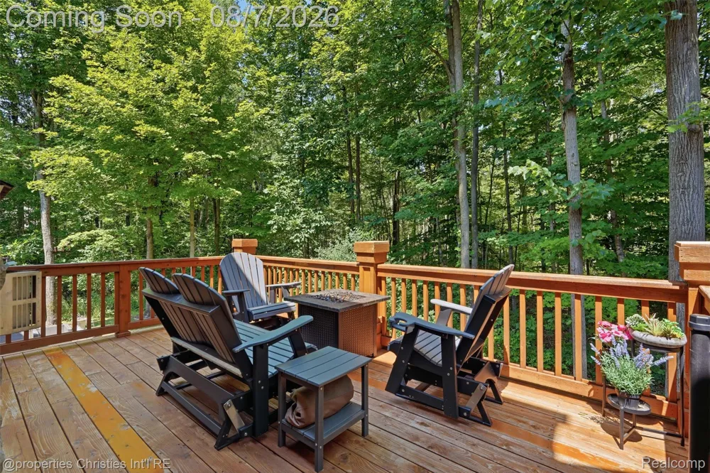 49674 Timber Trail Novi City, MI 48374