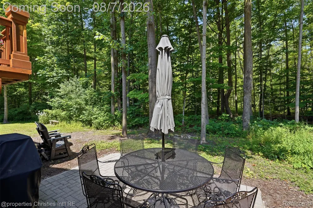 49674 Timber Trail Novi City, MI 48374