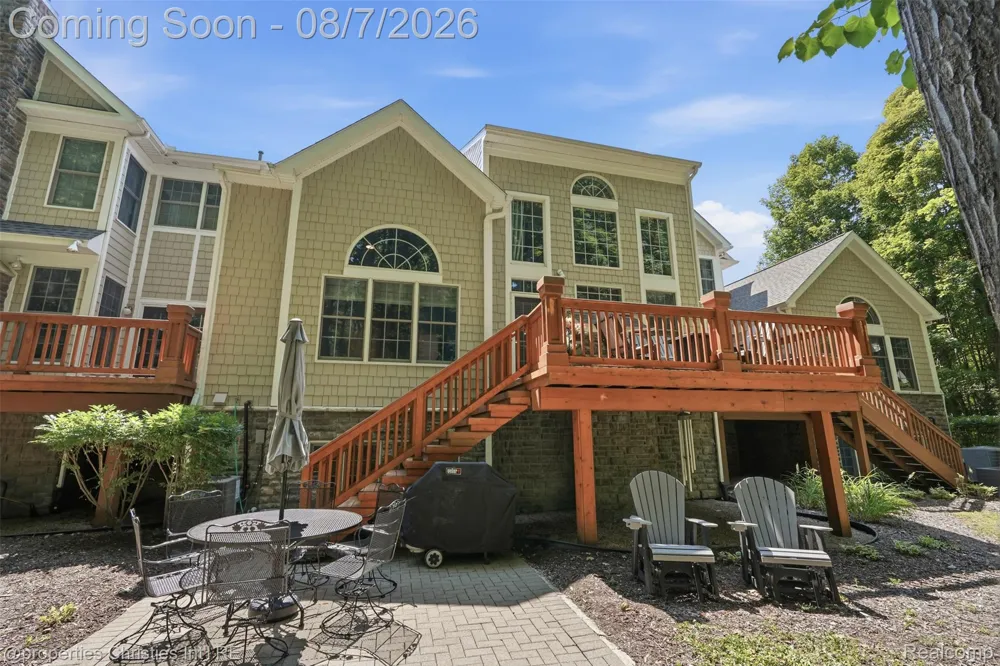 49674 Timber Trail Novi City, MI 48374