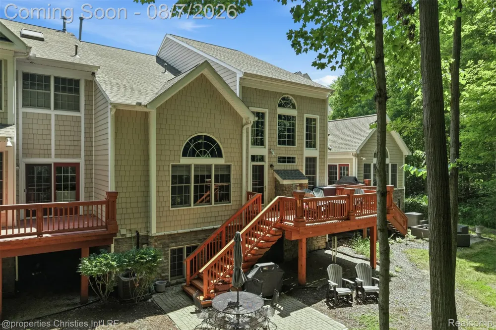 49674 Timber Trail Novi City, MI 48374